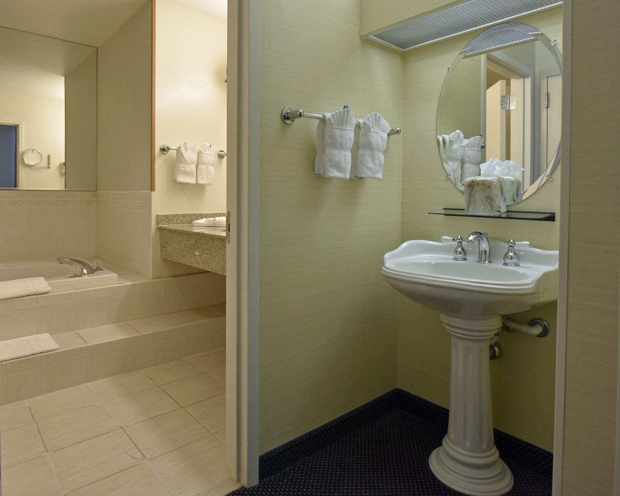 Maron Hotel & Suites Danbury Zewnętrze zdjęcie